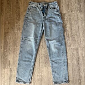 Size 0 short American eagle jeans
Worn 2 times!
Mom straight jean